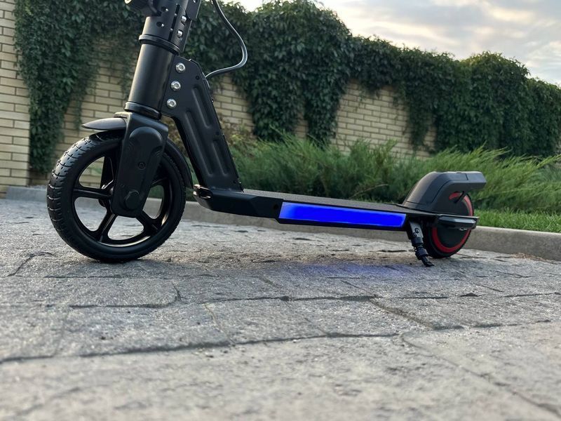Дитяий електросамокат GIANT ES2 LED Max чорний с LED-підцвіткою (модель 2024 года)  ES2  фото